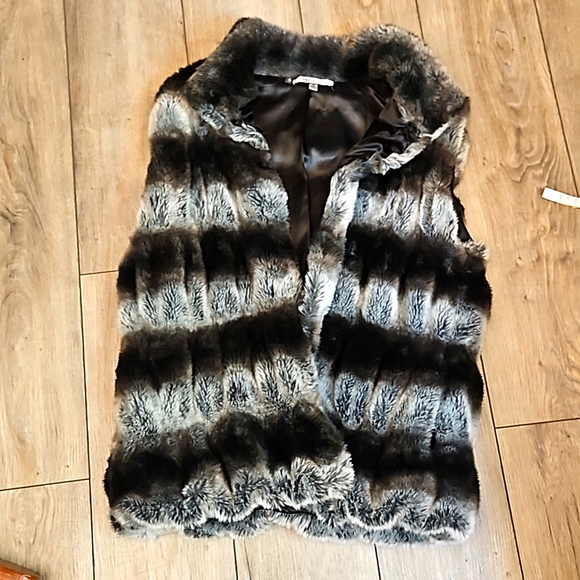 Jennifer Lopez Jackets & Blazers - EUC JENNIFER LÓPEZ FAUX FUR VEST